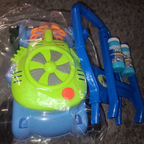 Kids Push Bubble lawn mower  that creates bubbles and plays music as you push - Picture 3 of 3